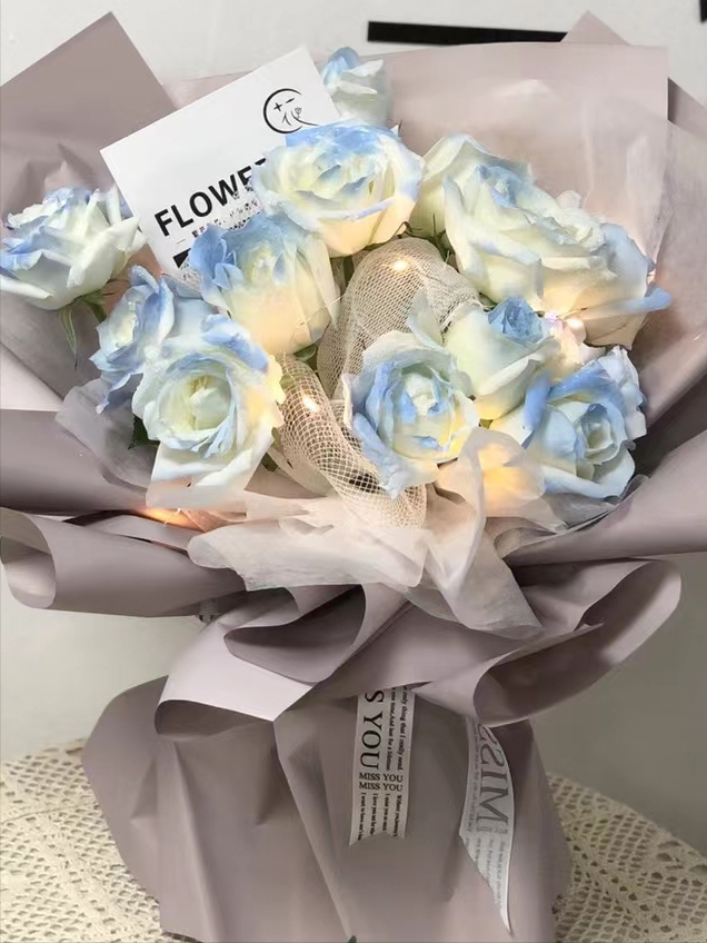 碎冰蓝玫瑰花语和寓意（网红碎冰蓝玫瑰的含义）