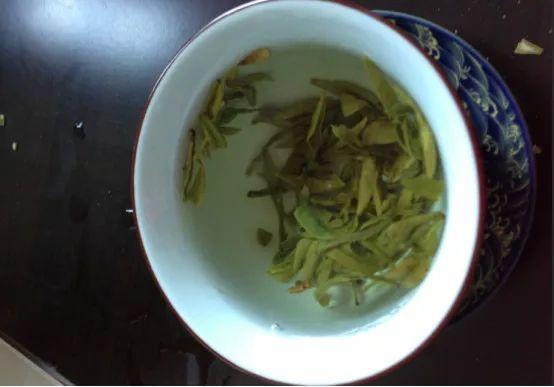 隔夜茶水浇花的正确方法