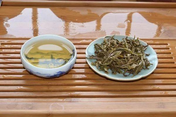 隔夜茶水浇花的正确方法